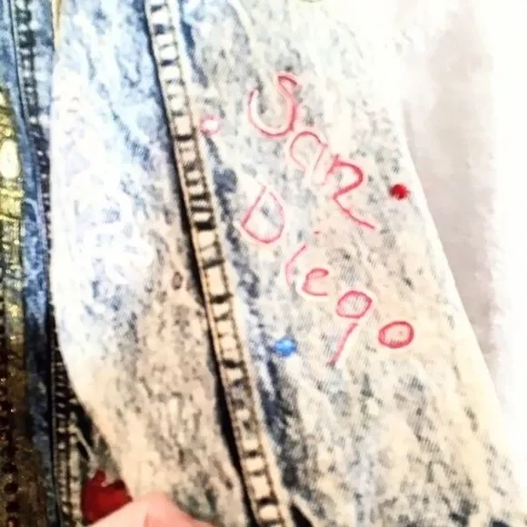 Vintage Jordache Acid Wash Upcycled Travel Theme Rhinestone Jean Jacket Size M - Picture 6 of 10